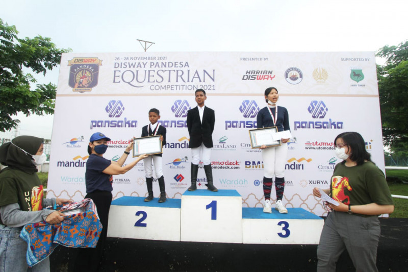 Adik-Kakak Sabet Medali Emas-Perak di Disway-Pandesa Equestrian Competition